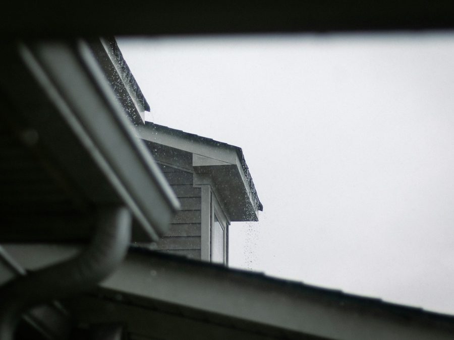 Dakgoot en regenpijp langs de dakrand van een woning